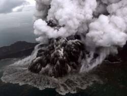 Gunung Anak Krakatau Siaga, Warga Diminta Waspada Potensi Tsunami