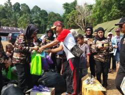 PD VIII WANITA FKPPI Lampung Salurkan Bantuan Korban Tsunami.