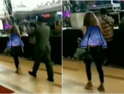 Wanita Telanjang Dada di Summarecon Mall Bekasi