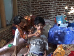 Sedih, Bocah SMP Seorang Diri Urus Kebutuhan Sang Kakak Yang Cacat Mental