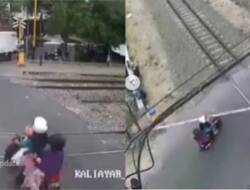 Emak-Emak Tabrak Palang Pintu Kereta Api Akibat Tidak Sabar