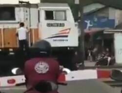 Masinis Jajan di Warung Pakai Lokomotif