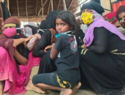 Rohingya : Kapal Membawa 297 Pengungsi Rohingya ”Mendarat” di Pantai Lhokseumawe, Aceh
