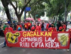 Tolak Omnibus Law, Massa Akumulasi Kemarahan Buruh ‘Geruduk’ DPRD Sumut