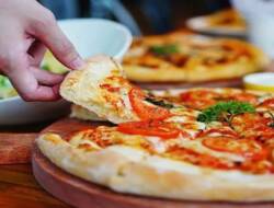 Pengantar Pizza Berusia 89 Tahun Dapat Tip Rp. 179 Juta