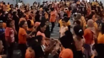 Aduh Emak-emak Asyik Senam Zumba Tanpa Masker