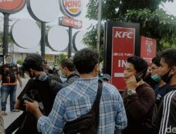 182 Orang Diamankan Demo Omnibus Law di Surabaya Jalani Swab