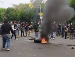 Demo Tolak Omnibus Law Rusuh, Massa Bakar Ban di Jalan Belakang Istana