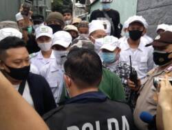 Polisi Datang, Laskar FPI Jaga Ketat Rumah Habib Rizieq di Petamburan