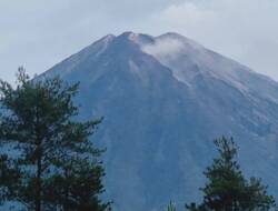 Gunung Semeru Kembali Muntahkan Lava Pijar