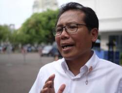 Eks Jubir KPK Soroti Poster ‘Siap di Vaksin’ Fadjroel Rachman