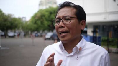 Eks Jubir KPK Soroti Poster ‘Siap di Vaksin’ Fadjroel Rachman