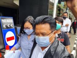 Saksi Korupsi Bansos Corona Keluar Gedung KPK Bersama Penyidik, Ada Apa?