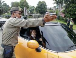 Kendaraan Ayu Ting Ting Diputarbalik Petugas Saat Masuk Kota Bogor