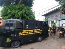 Sidang Usai, Habib Rizieq Tinggalkan PN Jaktim Sambil Lambaikan Tangan