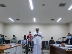 Habib Rizieq Awali Sidang dengan Drama Kini Tak Bersuara