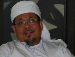 Berduka, Anies dan Keluarga Salat Gaib untuk Tengku Zulkarnain
