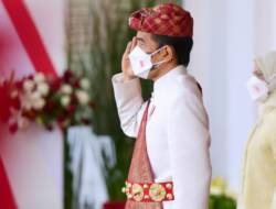 Pimpin Upacara di Istana Merdeka, Presiden Jokowi Kenakan Pakaian Adat Lampung