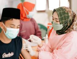 Kenakan APD Warna Merah Muda, Senator Cantik ini Berubah jadi Tenaga Medis Vaksinasi Massal