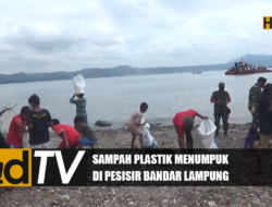 Sampah Plastik Menumpuk Di Pantai Bandar Lampung