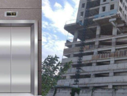 Lift Proyek Terjun Bebas dari Lantai 21 di Bandar Lampung