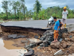 Akibat Dampak Banjir, Sejumlah Warga Terpaksa Rusak Jalan Bypass Mandalika