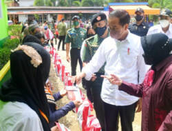 Presiden Tinjau Pembangunan Tanggul Pengendali Banjir dan Serahkan Bantuan Sosial