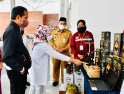 Momen Presiden dan Ibu Iriana Beli Batik Hingga Lukisan Karya UKM Blora
