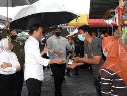 Presiden Serahkan Bantuan Tunai bagi Pedagang di Pasar Kertek