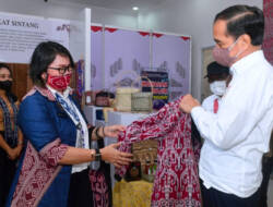 Saat Presiden Jokowi Beli Jaket Bomber dengan Motif Khas Dayak Sintang