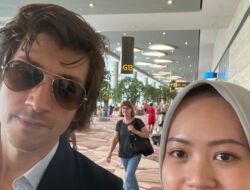 Jangan Iri Sob, Cewek ini Berhasil Fotbar dengan Alex Turner