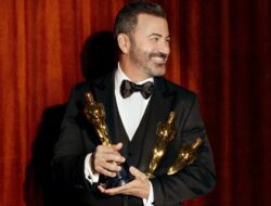 Jimmy Kimmel Terjun Pakai Parasut ketika Membuka Oscar 2023