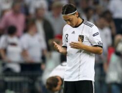 Mesut Ozil Resmi Gantung Sepatu, Begini Penjelasannya !