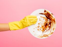Cara Menghilangkan Sisa Lemak Membandel di Piring Bekas Makan