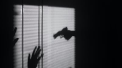 CCTV di Surabaya Merekam Security yang Dikeroyok 2 Orang