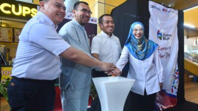 (Dari kiri ke kanan) R. Agus Dwinanto Budiaji, EVP of Corporate Secretary PT KAI (Persero), Arya Sinulingga, Staf khusus III Menteri BUMN, Brahmantya S. Poerwadi, Corporate Secretary PT Pertamina (Persero), Sitta Rosdaniah, Koordinator Fungsi Humas BUMN meresmikan vending machine Pertamina berisi produk UMKM di Stasiun Gondangdia