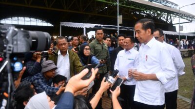 Presiden Jokowi memberikan keterangan pers di Gedung Bale Rame, Kabupaten Bandung, Jawa Barat, Sabtu (03/02/2024). Foto: BPMI Setpres/Rusman
