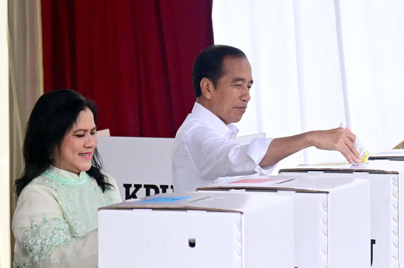 Presiden Jokowi didampingi Ibu Iriana Joko Widodo menggunakan hak pilihnya di TPS 10, Kecamatan Gambir, Jakarta Pusat, Rabu, 14 Februari 2024. Foto: BPMI Setpres/Muchlis Jr