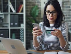 Pinjaman Online: Solusi Praktis atau Jalan Menuju Jurang Utang?