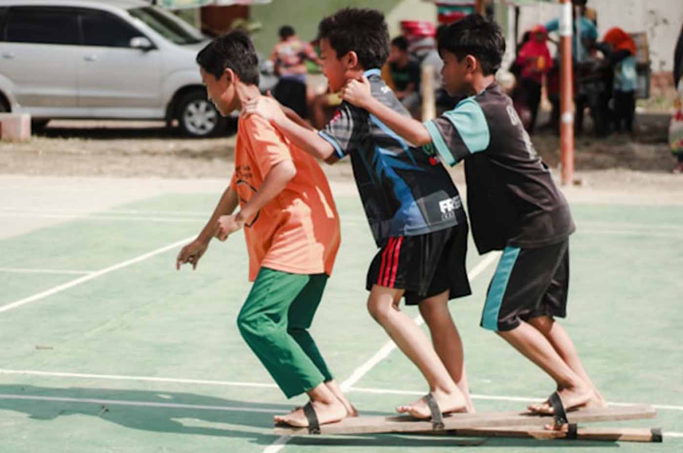 Lomba bakiak. Unsplash @alfian_ara
