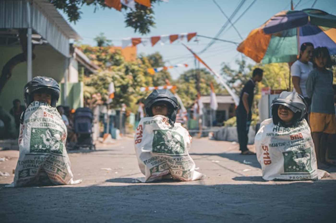 Lomba balap karung. Unsplash @afandystierpan
