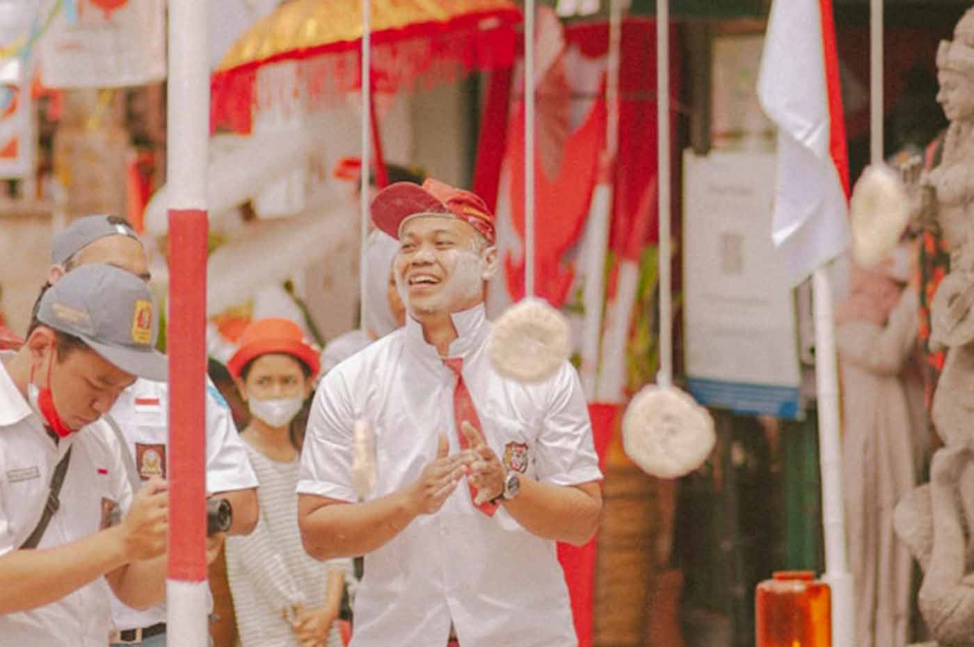 Lomba makan kerupuk. Unsplash @krisnaazie