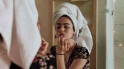 Langkah-langkah perawatan kulit yang benar agar selalu sehat dan berseri. Unsplash @kxvn_lx
