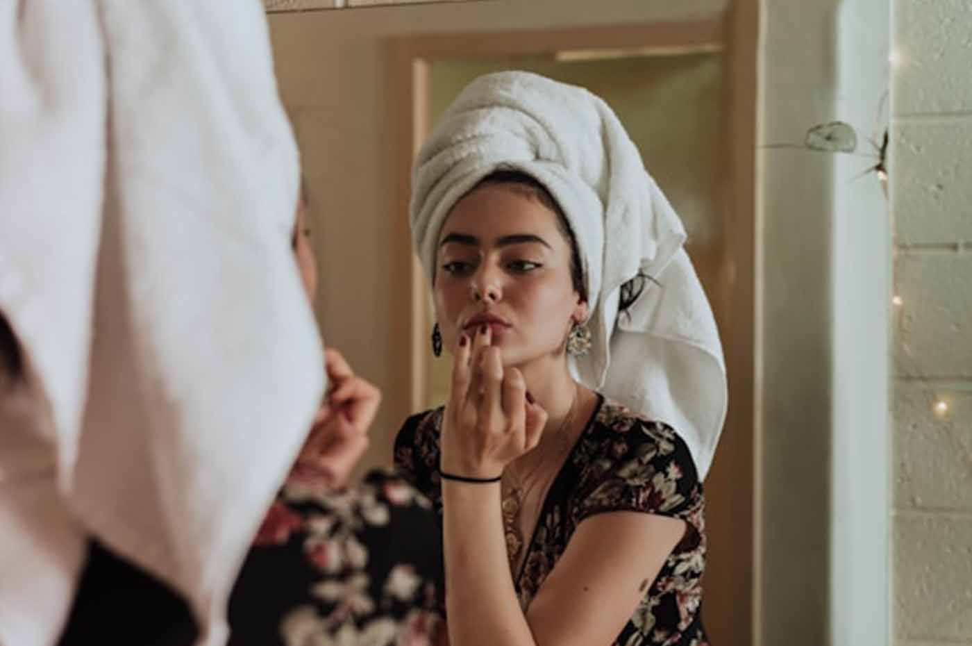 Langkah-langkah perawatan kulit yang benar agar selalu sehat dan berseri. Unsplash @kxvn_lx