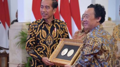 Presiden Joko Widodo (Jokowi) menerima penghargaan Agricola Medal dari Direktur Food and Agriculture Organization (FAO), Qu Dongyu, di Istana Negara, Jakarta, Jumat 30 Agustus 2024. Foto: Humas Setkab/Rahmat