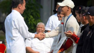 Presiden Joko Widodo (Jokowi) menerima sekaligus memberikan bonus dan apresiasi kepada para atlet peraih medali dan atlet partisipan pada Olimpiade Paris 2024 di Halaman tengah Istana Kepresidenan Jakarta, Kamis, 15 Agustus 2024. Foto: Humas Setkab/Rahmat