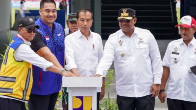 Presiden Joko Widodo (Jokowi) didampingi Menteri Pemuda dan Olahraga Republik Indonesia (Menpora RI) Dito Ariotedjo (kedua dari kiri) dan Penjabat Gubernur Aceh Safrizal ZA meresmikan fasilitas rehabilitasi, renovasi dan pembangunan venue Pekan Olahraga Nasional (PON) XXI Aceh-Sumatera Utara 2024, di Banda Aceh, Senin, 9 September 2024 pagi. foto: egan/kemenpora.go.id
