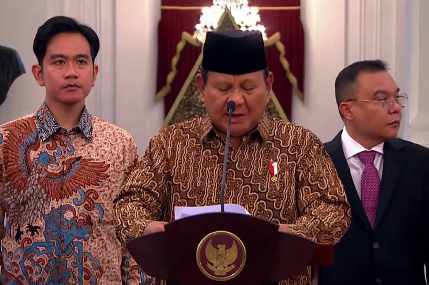 Presiden Prabowo Subianto Didampingi Wakil Presiden Wakil Presiden Gibran Rakabuming Raka Mengumumkan Susunan Kabinet Merah Putih, di Istana Merdeka, Jakarta, Minggu (20/10/2024) malam. (Foto: Tangkapan YouTube BPMI)