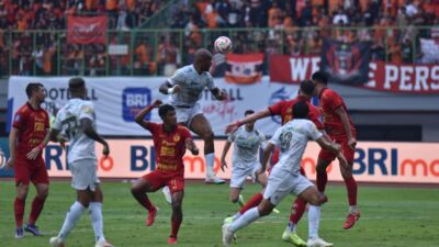 Striker PERSIB, David da Silva mencoba menanduk bola di depan gawang Persija Jakarta pada pertandingan pekan ke-23 Liga 1 2024/2025 di Stadion Patriot Candrabhaga, Kota Bekasi, Minggu, 16 Februari 2025. Foto: PERSIB.co.id - Sutanto Nurhadi Permana
