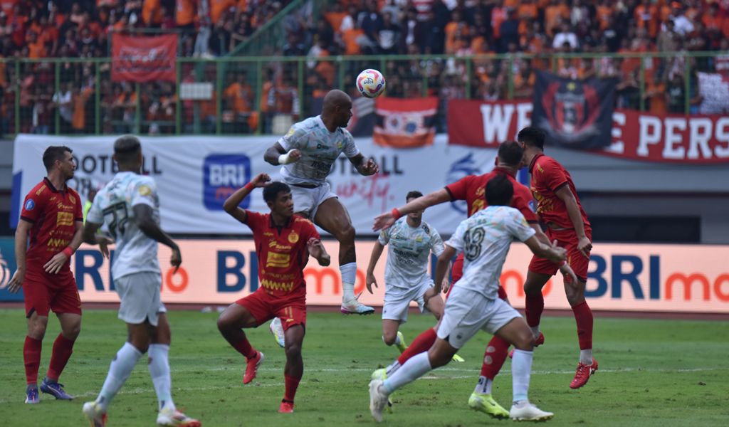 Striker PERSIB, David da Silva mencoba menanduk bola di depan gawang Persija Jakarta pada pertandingan pekan ke-23 Liga 1 2024/2025 di Stadion Patriot Candrabhaga, Kota Bekasi, Minggu, 16 Februari 2025. Foto: PERSIB.co.id - Sutanto Nurhadi Permana